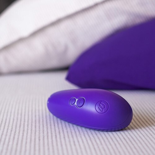 A view of the Womanizer Starlet 3 on a bedspread